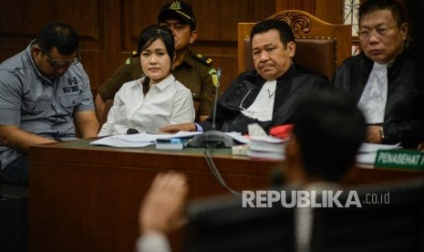  Terdakwa kasus pembunah Mirna Wayan Salihin, Jessica Kumala Wongso mendengarkan keterangan saksi saat menjalani sidang lanjutan dengan agenda mendengarkan keterangan saksi di Pengadilan Negeri Jakarta Pusat, Rabu (20/7).