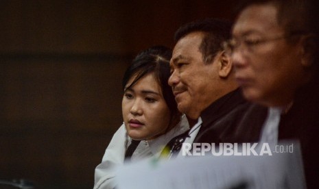 Terdakwa kasus pembunah Mirna Wayan Salihin, Jessica Kumala Wongso (kiri) berbincang bersama kuasa hukumnya saat menjalani sidang lanjutan dengan agenda mendengarkan keterangan saksi di Pengadilan Negeri Jakarta Pusat, Rabu (20/7).