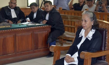 Terdakwa kasus pembunuhan Angeline, Margriet Cristina Megawe (kanan) mendengarkan agenda tuntutan saat persidangan di Pengadilan Negeri Denpasar, Senin (29/2).