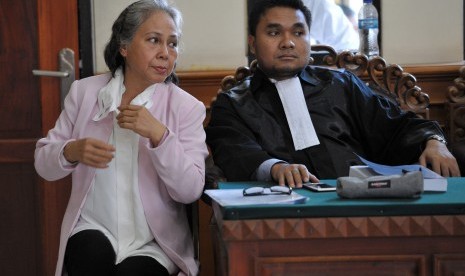 Terdakwa kasus pembunuhan Angeline, Margriet Megawe (kiri), berbincang dengan anggota tim penasihat hukumnya sebelum menyampaikan nota pembelaannya pada persidangan di Pengadilan Negeri Denpasar, Senin (15/2). 