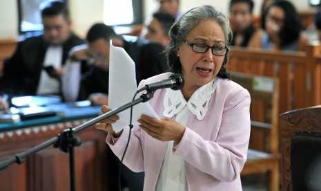 Terdakwa kasus pembunuhan Angeline, Margriet Megawe menangis saat menyampaikan nota pembelaannya pada persidangan di Pengadilan Negeri Denpasar, Senin (15/2). 