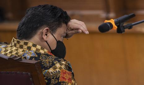 Terdakwa kasus pembunuhan berencana terhadap Brigadir Nopriansyah Yosua Hutabarat serta ?obstruction of justice? atau menghalangi proses hukum, Ferdy Sambo mengusap dahinya saat menunggu dimulainya sidang lanjutan di Pengadilan Negeri Jakarta Selatan, Jakarta, Senin (17/10/2022). Sidang lanjutan tersebut beragendakan pembacaan eksepsi atau nota keberatan terhadap dakwaan Jaksa Penuntut Umum. 