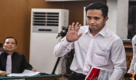 Terdakwa kasus pembunuhan Brigadir Nopriansyah Yosua Hutabarat (Brigadir J), Richard Eliezer?(Bharada RE atau E) melambaikan tangan ke arah awak media saat akan mengikuti sidang perdana di Pengadilan Negeri Jakarta Selatan, Selasa (18/10/2022). Bharada E akan menjalani sidang pembacaan dakwaan terkait kasus pembunuhan berencana Brigadir Nopriansyah Yosua Hutabarat (Brigadir J). 