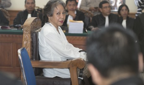 Terdakwa kasus pembunuhan Engeline, Margriet Megawe (tengah) menjalani sidang dakwaan di Pengadilan Negeri Denpasar, Bali, Kamis (22/10). 