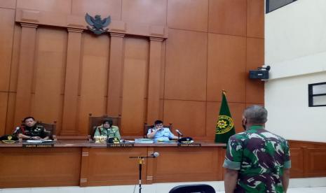 Terdakwa kasus pembunuhan Handi Saputra dan Salsabila, Kolonel Infanteri Priyanto saat menjalani sidang pembacaan tuntutan oleh Oditurat Militer Tinggi II Jakarta di Pengadilan Militer Tinggi II Jakarta, Jakarta Timur, Kamis (21/4).