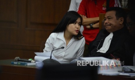  Terdakwa kasus pembunuhan Mirna Wayan Salihin, Jessica Kumala Wongso berbincang dengan kuasa hukumnya saat sidang lanjutan dengan agenda mendengarkan keterangan saksi ahli di Pengadilan Negeri Jakarta Pusat, Rabu (10/8).  (Republika/Raisan Al Farisi)