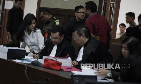  Terdakwa kasus pembunuhan Wayan Mirna Salihin Jessica Kumala Wongso memasuki ruangan untuk menjalani sidang lanjutan di Pengadilan Negeri Jakarta Pusat, Senin (19/9). 