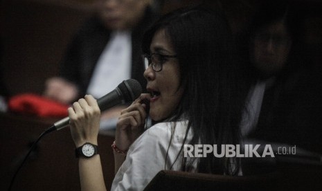  Terdakwa kasus pembunuhan Wayan Mirna Salihin Jessica Kumala Wongso menjawab pertanyaan Jaksa saat menjalani sidang ke-26 di Pengadilan Negeri Jakarta Pusat, Rabu (28/9).