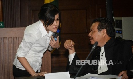  Terdakwa kasus pembunuhan Wayan Mirna Salihin, Jessica Kumala Wongso berbincang bersama penasehat hukumnya seusai menjalani sidang lanjutan di Pengadilan Negeri Jakarta Pusat, Kamis (13/10). 