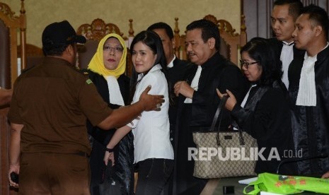  Terdakwa kasus pembunuhan Wayan Mirna Salihin, Jessica Kumala Wongso bersama penasehat hukumnya berjalan keluar ruangan seusai menjalani sidang dengan agenda pembacaan vonis di Pengadilan Negeri Jakarta Pusat, Kamis (27/10). (Republika/Raisan Al Farisi)