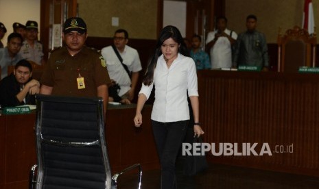  Terdakwa kasus pembunuhan Wayan Mirna Salihin, Jessica Kumala Wongso memasuki ruangan untuk menjalani sidang dengan agenda pembacaan vonis di Pengadilan Negeri Jakarta Pusat, Kamis (27/10). (Republika/Raisan Al Farisi)