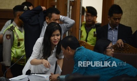 Terdakwa kasus pembunuhan Wayan Mirna Salihin, Jessica Kumala Wongso (tengah) berbincang bersama kuasa hukumnya seusai mendengarkan keterangan saksi ahli psikiatri forensik RSCM Natalia Widiasih Rahardjanti saat menjalani sidang lanjutan di Pengadilan Nege