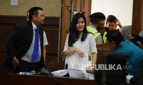 Terdakwa kasus pembunuhan Wayan Mirna Salihin, Jessica Kumala Wongso (tengah) berjalan keluar ruangan seusai mendengarkan keterangan saksi ahli psikiatri forensik RSCM Natalia Widiasih Rahardjanti saat menjalani sidang lanjutan di Pengadilan Negeri Jakarta