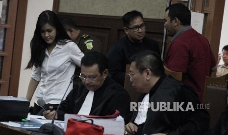 Terdakwa kasus pembunuhan Wayan Mirna Salihin Jessica Kumala Wongso memasuki ruangan untuk menjalani sidang lanjutan di Pengadilan Negeri Jakarta Pusat, Senin (19/9). 