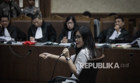 Terdakwa kasus pembunuhan Wayan Mirna Salihin Jessica Kumala Wongso menjawab pertanyaan Jaksa saat menjalani sidang ke-26 di Pengadilan Negeri Jakarta Pusat, Rabu (28/9). 