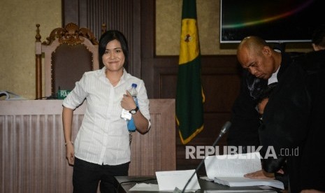 Terdakwa kasus pembunuhan Wayan Mirna Salihin, Jessica Kumala Wongso tersenyum seusai menjalani sidang lanjutan di Pengadilan Negeri Jakarta Pusat, Kamis (13/10).