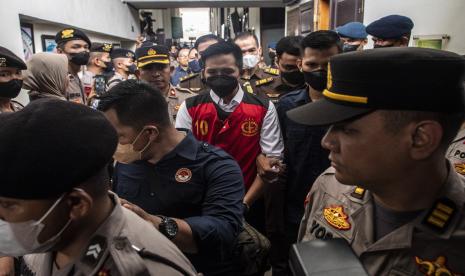 Terdakwa kasus pembunuhan?Brigadir Nopriansyah Yosua Hutabarat?(Brigadir J), Richard Eliezer?alias Bharada RE atau E (tengah) berjalan usai menjalani sidang dakwaan oleh Jaksa Penuntut Umum (JPU) di Pengadilan Negeri Jakarta Selatan, Selasa (18/10/2022). Bharada E tidak mengajukan eksepsi (keberatan) terhadap dakwaan JPU terkait kasus pembunuhan berencana Brigadir Nopriansyah Yosua Hutabarat (Brigadir J), serta mengakui segala perbuatannya karena tidak bisa menolak perintah atasannya, Ferdy Sambo. 