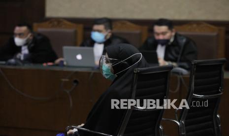 Terdakwa kasus penerimaan suap dari Djoko Tjandra terkait pengurusan fatwa Mahkamah Agung (MA), Pinangki Sirna Malasari menjalani sidang pembacaan Putusan di Pengadilan Tipikor, Jakarta, Senin (8/2/2021). Mantan Kepala Sub Bagian Pemantauan dan Evaluasi II pada Biro Perencanaan Jaksa Agung Muda Pembinaan Kejaksaan Agung itu divonis oleh Majelis Hakim 10 Tahun penjara ditambah denda Rp600 juta subsider 6 bulan kurungan.