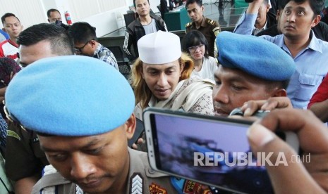 Terdakwa kasus penganiayaan anak di bawah umur Habib Bahar bin Smith mengikuti sidang pembacaan tanggapan Jaksa Penuntut Umum (JPU) atas eksepsi, di ruang sidang Gedung Dinas Perpustakaan dan Kearsipan, Kota Bandung, Kamis (14/3).