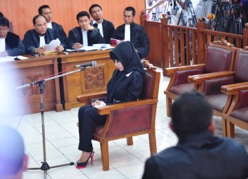  Terdakwa kasus penggelapan dan pencucian uang nasabah Citibank, Inong Malinda Dee saat menjalani sidang perdana di   Pengadilan Negeri Jakarta Selatan, hari ini (8/11).