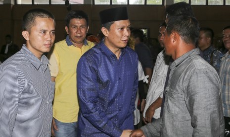 Terdakwa kasus penggunaan narkoba yang juga Bupati nonaktif Ogan Ilir (OI), Ahmad Wazir Nofiadi (ketiga kiri) bersiap menjalani sidang tuntutan di Pengadilan Negeri Palembang, Sumatera Selatan, Rabu (7/9). 