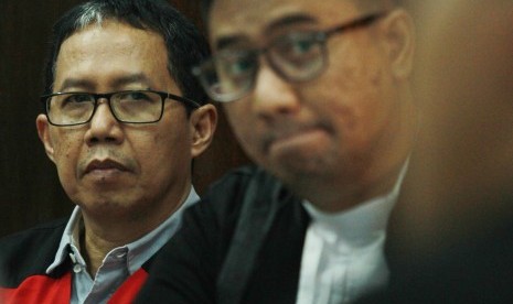 Terdakwa kasus penghancuran barang bukti dugaan pengaturan skor Joko Driyono (kiri) menjalani sidang lanjutan dengan agenda mendengarkan keterangan saksi dari satgas antimafia bola di Pengadilan Negeri Jakarta Selatan, Jakarta, Selasa (28/5/2019).