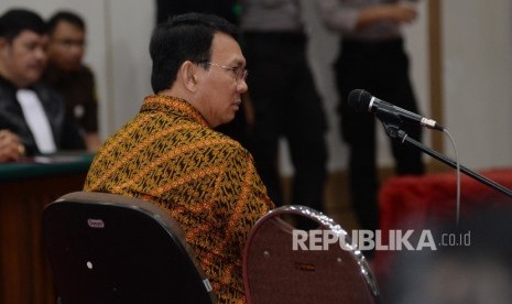  Terdakwa kasus penistaan agama Basuki Tjahaja Purnama atau Ahok menjalani sidang lanjutan di Auditorium Kementerian Pertanian, Jakarta, Selasa (25/4). 