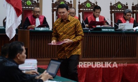 Terdakwa kasus penistaan agama Basuki Tjahaja Purnama atau Ahok menyerahkan nota pembelaaan kepada Jaksa Penuntut Umum (JPU) saat sidang lanjutan di Auditorium Kementerian Pertanian, Jakarta pada Selasa (25/4), lalu. 