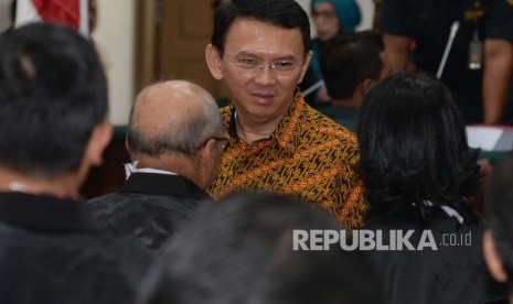  Terdakwa kasus penistaan agama Basuki Tjahaja Purnama atau Ahok seusai menjalani sidang lanjutan di Auditorium Kementerian Pertanian, Jakarta, Selasa (25/4). 