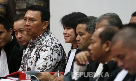 Terdakwa kasus penistaan agama Basuki Tjahaja Purnama atau Ahok menjalani sidang ke-10 di Auditorium Kementerian Pertanian, Jakarta, Senin (13/2). 