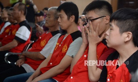 Terdakwa kasus penyelundupan sabu-sabu seberat satu ton menjalani sidang lanjutan dengan agenda pembacaan vonis di PN Jakarta Selatan, Jakarta, Kamis (19/4).