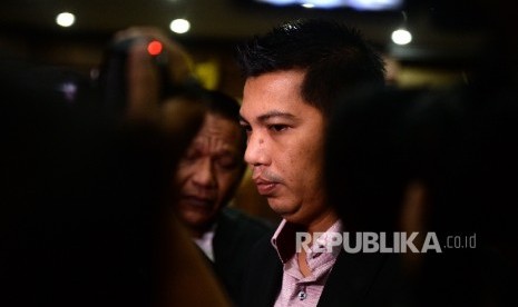 Terdakwa kasus suap anggota DPR Abdul Khoir meninggalkan ruangan sidang usai mengikuti sidang pembacaan tuntutan di Pengadilan Tipikor, Jakarta, Senin (23/5).  (Republika/Wihdan)