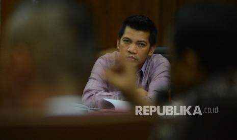 Terdakwa kasus suap anggota DPR Abdul Khoir menjalani sidang lanjutan dengan agenda mendengarkan keterangan saksi di Pengadilan Tipikor, Jakarta, Senin (18/4). (Republika /Raisan Al Farisi)