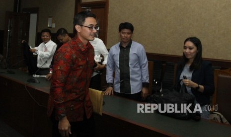 Terdakwa kasus suap dan gratifikasi proyek-proyek di Dinas Pekerjaan Umum dan Perumahan Rakyat (PUPR) Provinsi Jambi, Zumi Zola (kiri) meninggalkan ruangan seusai mengikuti sidang lanjutan di Pengadilan Tipikor, Jakarta, Kamis (22/11/2018). 