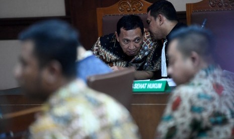 Terdakwa kasus suap dana hibah Komite Olahraga Nasional Indonesia (KONI) Ending Fuad Hamidy (tengah) mengikuti sidang lanjutan di Pengadilan Tipikor, Jakarta, Kamis (25/4/2019).