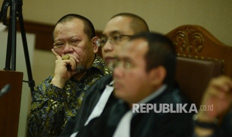 Terdakwa kasus suap dana hibah sekaligus Mantan Ketua Kamar Dagang dan Industri (Kadin) Jawa Timur La Nyalla Mahmud Mattalitti (kiri) menjalani sidang dengan agenda mendengarkan keterangan saksi di Pengadilan Tindak Pidana Korupsi (Tipikor), Jakarta, Rabu 