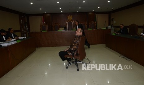 Terdakwa kasus suap dana hibah sekaligus Mantan Ketua Kamar Dagang dan Industri (Kadin) Jawa Timur La Nyalla Mahmud Mattalitti menjalani sidang dengan agenda mendengarkan tuntutan di Pengadilan Tindak Pidana Korupsi (Tipikor), Jakarta, Rabu (30/11).