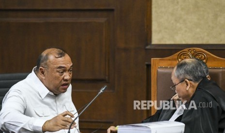 Terdakwa kasus suap di Kejati DKI Agus Winoto (kiri) 