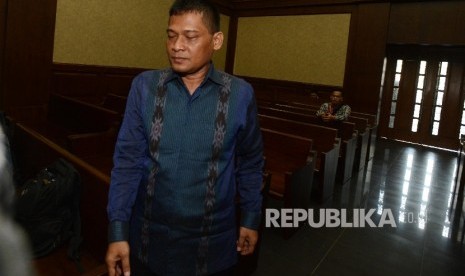  Terdakwa kasus suap di Pengadilan Jakarta Utara, Rohadi memasuki ruangan untuk menjalani sidang dengan agenda pembacaan tuntutan di Pengadilan Tindak Pidana Korupsi (Tipikor), Jakarta, Kamis (17/11). 