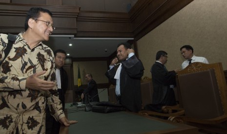 Terdakwa kasus suap distribusi kuota gula impor di Sumatera Barat (Sumbar) Irman Gusman (kiri) berjalan usai menjalani sidang eksepsi di Pengadilan Tipikor, Jakarta, Selasa (15/11). 