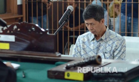 Terdakwa kasus suap fasilitas Lapas Sukamiskin, Eks Kepala Lembaga Pemasyarakatan (Kalapas) Sukamiskin, Wahid Husen menjalani sidang putusan di Pengadilan Negeri Bandung, Jalan LRE Martadinata, Kota Bandung, Senin (8/4).