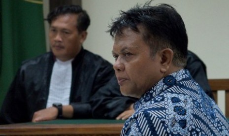 Terdakwa kasus suap gugatan praperadilan tentang penetapan tersangka Bupati Jepara Ahmad Marzuqi, Hakim nonaktif Pengadilan Negeri Semarang Lasito (kanan)  