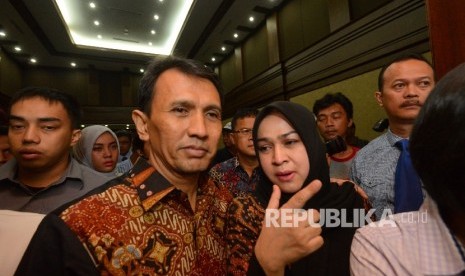 Terdakwa kasus suap Hakim dan Panitera PTUN Medan Gatot Pujo Nugroho (kiri) dan Evy Susanti (kanan) berjalan meninggalkan ruang pengadilan usai menjalani sidang putusan di Pengadilan Tipikor, Jakarta, Senin (14/3). .(Republika/Raisan Al Farisi)