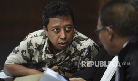 Terdakwa kasus suap jual beli jabatan di lingkungan Kementerian Agama Romahurmuziy (kiri) berbincang dengan kuasa hukumnya saat menjalani sidang lanjutan di Pengadilan Tipikor, Jakarta, Rabu (27/11/2019). 