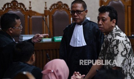 Terdakwa kasus suap jual beli jabatan di lingkungan Kementerian Agama Romahurmuziy (kanan) berbincang dengan Jaksa Penuntut Umum KPK sebelum dimulainya sidang vonis di Pengadilan Tipikor Jakarta Pusat, Jakarta, Senin (20/1/2020). 