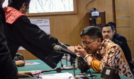 Terdakwa kasus suap jual beli jabatan di Pemkab Cirebon, Sunjaya Purwadisastra mencium tangan Hakim seusai menjalani sidang vonis di Pengadilan Tipikor, Bandung, Jawa Barat, Rabu (22/5/2019). 