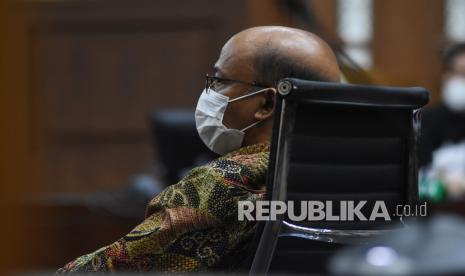 Terdakwa kasus suap pajak Wawan Ridwan mengikuti sidang dengan agenda pembacaan surat dakwaan di Pengadilan Tipikor, Jakarta, Rabu (26/1/2022). JPU KPK mendakwa mantan Supervisor Tim Pemeriksa Pajak pada Direktorat Pemeriksaan dan Penagihan Direktorat Jenderal Pajak (DJP) Kemenkeu Wawan Ridwan dan mantan Ketua Tim Pemeriksa pada Direktorat Pemeriksaan dan Penagihan DJP Alfred Simanjuntak diduga menerima suap atas perintah dan arahan dari Angin Prayitno dan Dadan Ramdani selaku Kepala Subdirektorat Kerjasama dan Dukungan Pemeriksaan pada DJP melakukan pemeriksaan perpajakan untuk tiga wajib pajak yakni PT Gunung Madu Plantations, PT Bank PAN Indonesia Tbk, dan PT Jhonlin Baratama. Wawan Ridwan juga didakwa atas dugaan tindak pidana pencucian uang.