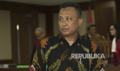 Terdakwa kasus suap panitera PN Jaksel Tarmizi, Akhmad Zaini, berjalan usai menjalani sidang tuntutan di Pengadilan Tipikor, Jakarta, Kamis (14/11).