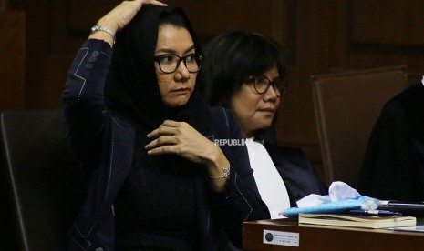 Terdakwa kasus suap pemberian izin lokasi perkebunan di Kutai Kartanegara Rita Widyasari (kiri) menjalani sidang lanjutan di Pengadilan Tipikor, Jakarta, Rabu (2/5).