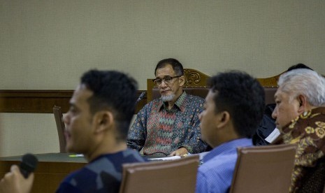 Terdakwa kasus suap pengadaan drone dan alat satellite monitoring di Bakamla Nofel Hasan (kedua kiri) mendengarkan keterangan saksi saat sidang lanjutan di Pengadilan Tipikor, Jakarta, Rabu (24/1).